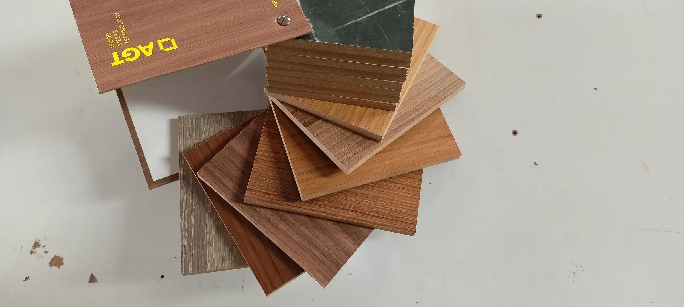 Veneer and colour samples fanned out, wood tones and matt finishes side by side.